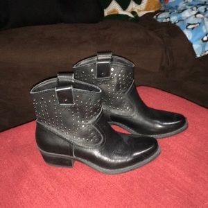 Bundle any $5 items at 3/$10 Dingo ankle boots like new size 6